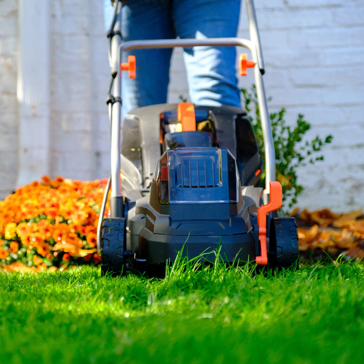 14-Inch 20-Volt Cordless Lawn Mower Y6088